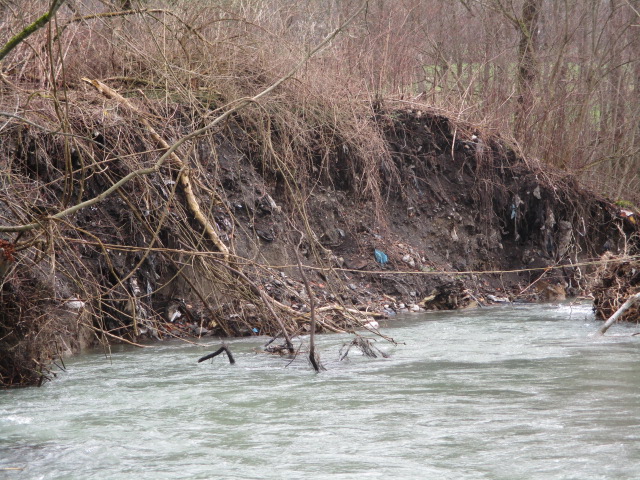 Talus initial en bord de rivière