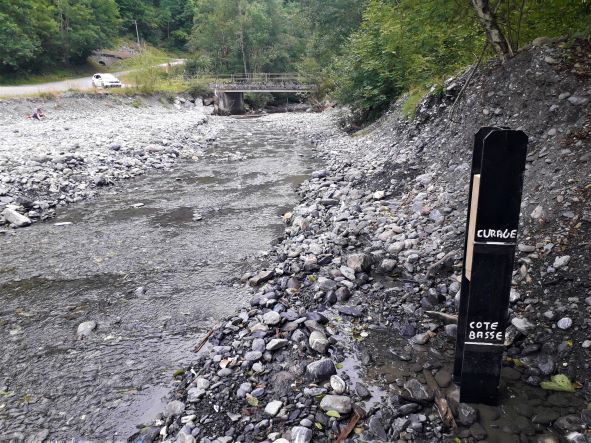 Installation de repères d’engravement au pont Nanchard, Arrondine